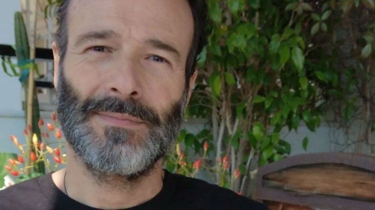 Θανάσης Ευθυμιάδης: Δημοσίευσε γυμνή του εικόνα και αναφέρει τον λόγο