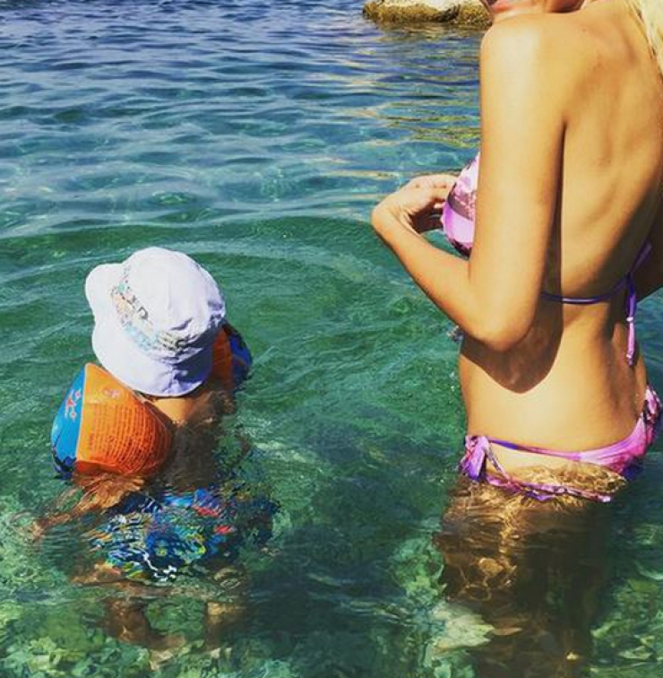 Τα πρώτα μπάνια διάσημης Ελληνίδας με τον γιο της!