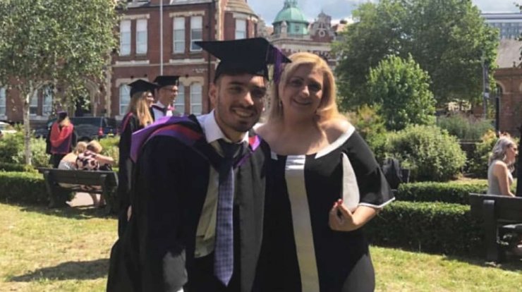 Θέκλα Πετρίδου: Συγκινημένη στην τελετή αποφοίτησης του γιου της στην Αγγλία! [εικόνες & βίντεο]