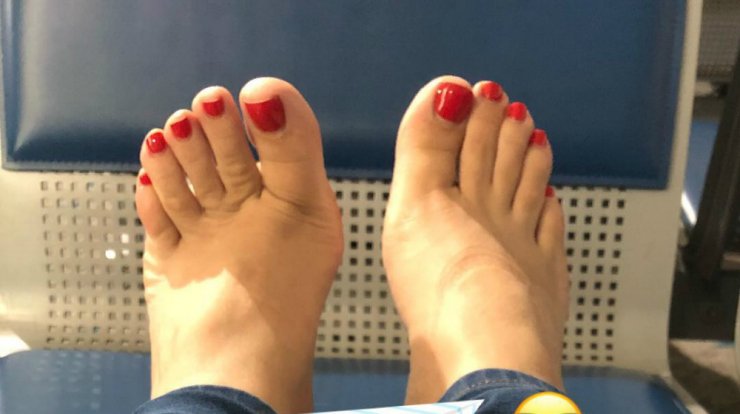 Κύπρια παρουσιάστρια έβγαλε τα παπούτσια στην αίθουσα αναμονής του αεροδρομίου! [εικόνα]