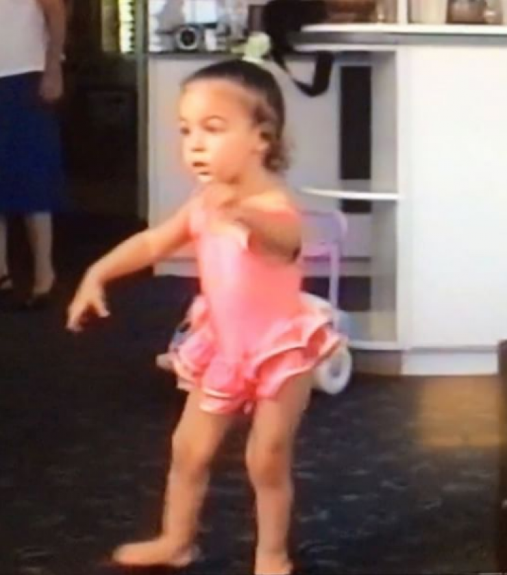 Μας τρέλανε! Επώνυμη Κύπρια πόσταρε βίντεο που χορεύει σε παιδική ηλικία!