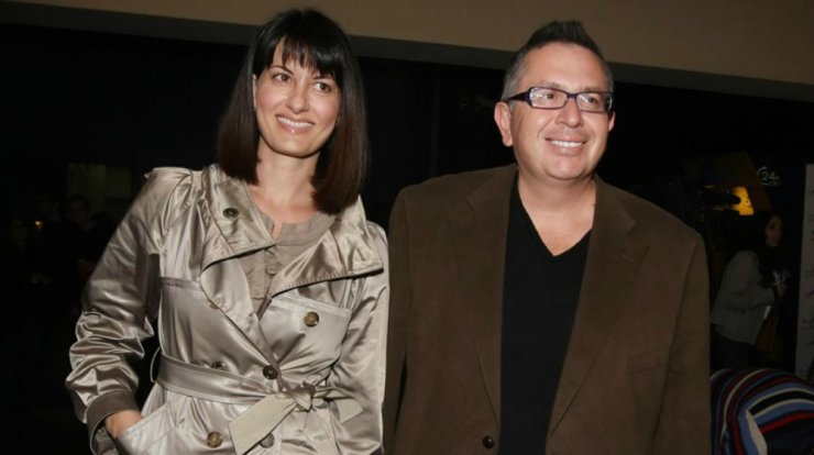 Συντετριμμένη η σύζυγος του Θέμου Αναστασιάδη με τα παιδιά τους στην κηδεία [εικόνες]