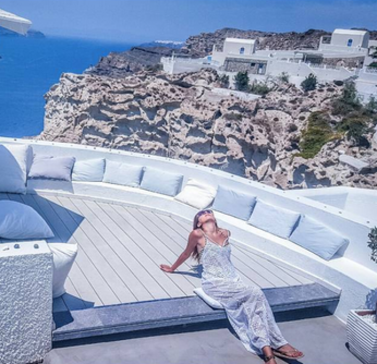 Ποια επώνυμη Κύπρια απολαμβάνει αυτή τη θέα!