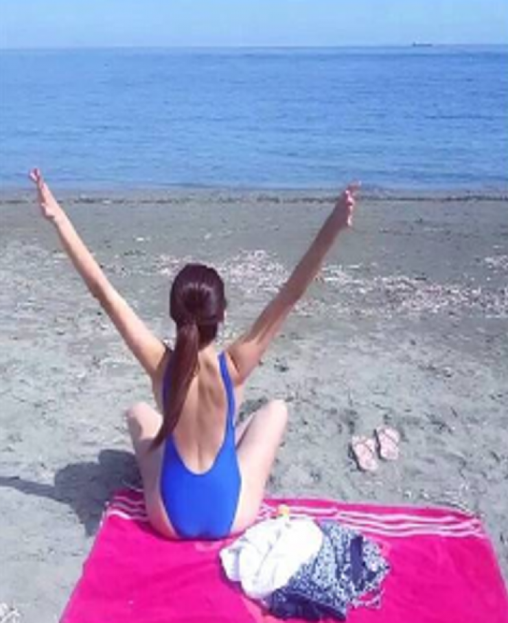 Επώνυμη Κύπρια αναστατώνει την παραλία με το σέξι μαγιό της!