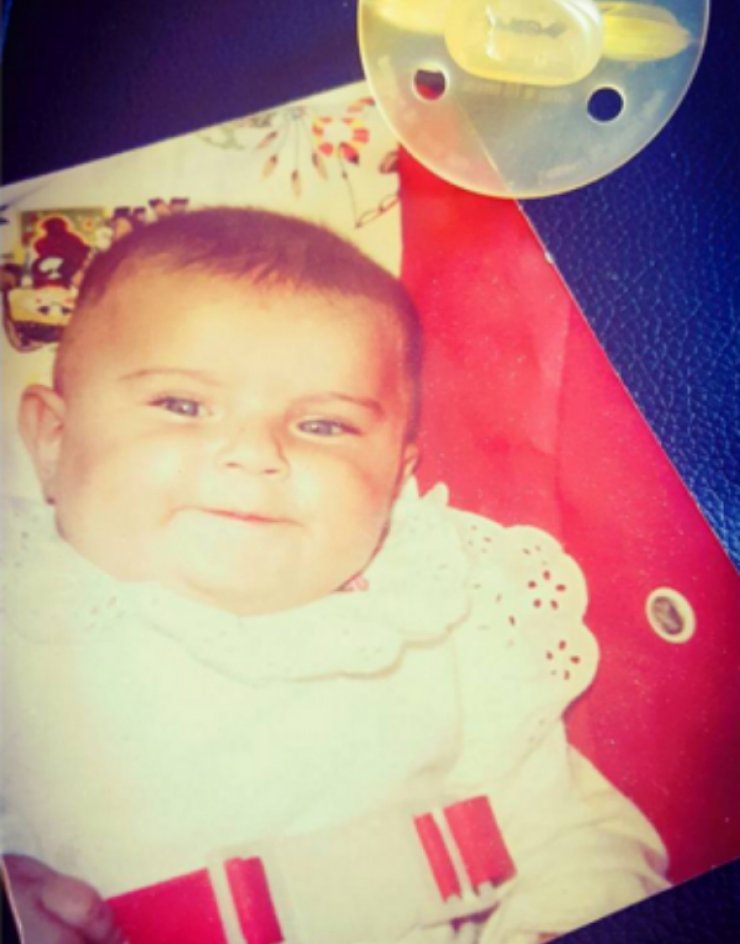 Ποια Κύπρια ηθοποιός είναι το μωράκι στη φωτογραφία;