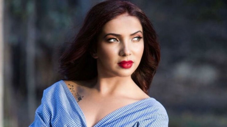 Χριστιάνα Θεοδώρου: Ποζάρει με crop top και μας δείχνει τη φουσκωμένη της κοιλίτσα! [εικόνες]