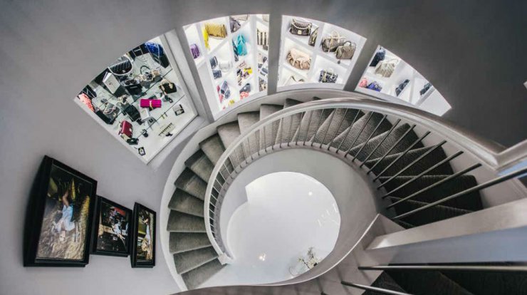 Είδαμε την πιο μεγάλη γκαρνταρόμπα στον κόσμο και ζηλέψαμε άπειρα! [βίντεο]