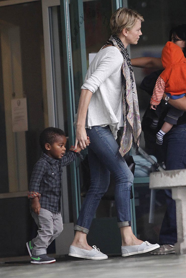Δείτε την Charlize Theron με το γιο της!