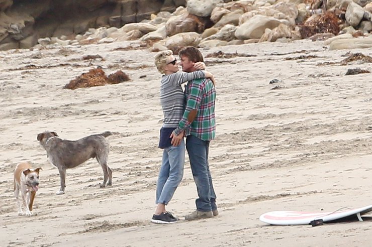 Καυτά φιλιά στην άμμο με Charlize Theron-Sean Penn [φωτογραφίες]