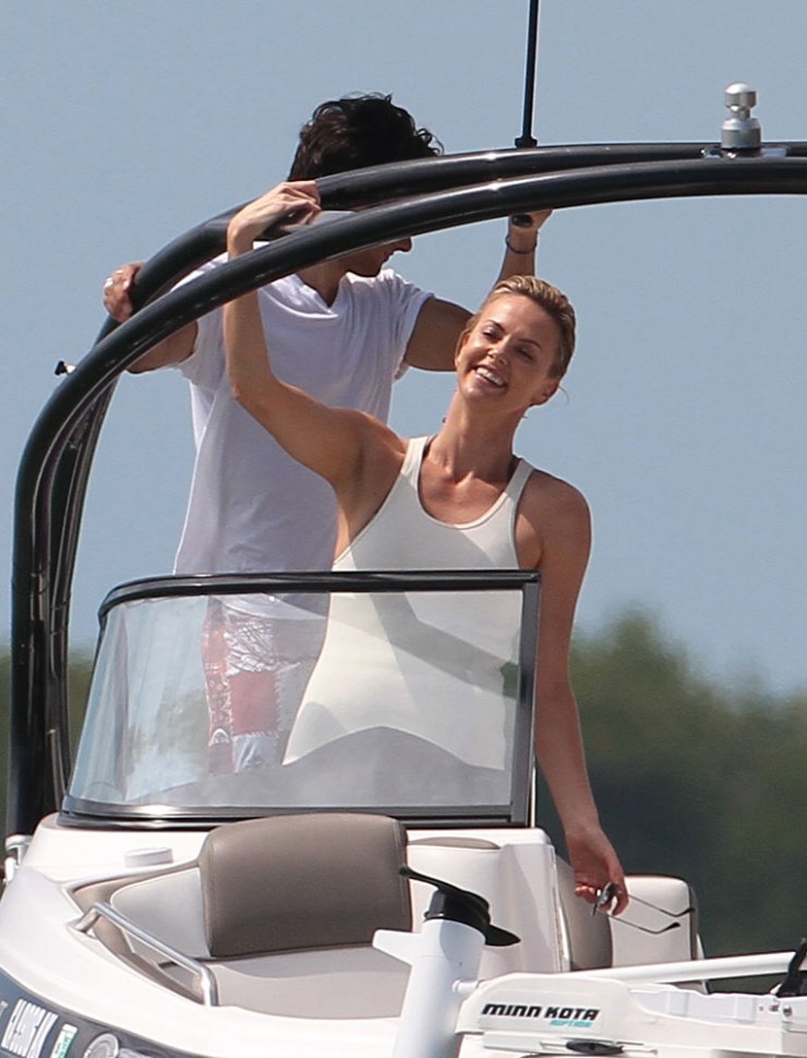 H Charlize Theron φωτογραφίζεται με μαγιό [εικόνες]