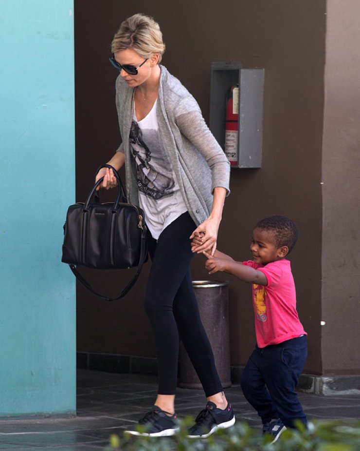 Ποια σταρ παίρνει το γιο της σε γυμναστήριο; [φωτογραφίες]