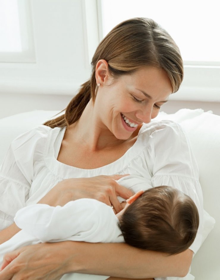 Μητέρες θηλάζουν ταυτόχρονα τα μωρά τους