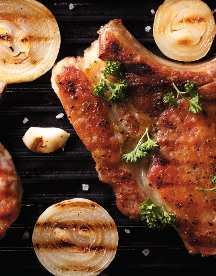 Χοιρινές μπριζόλες με αρωματικό βούτυρο και καραμελωμένα κρεμμύδια