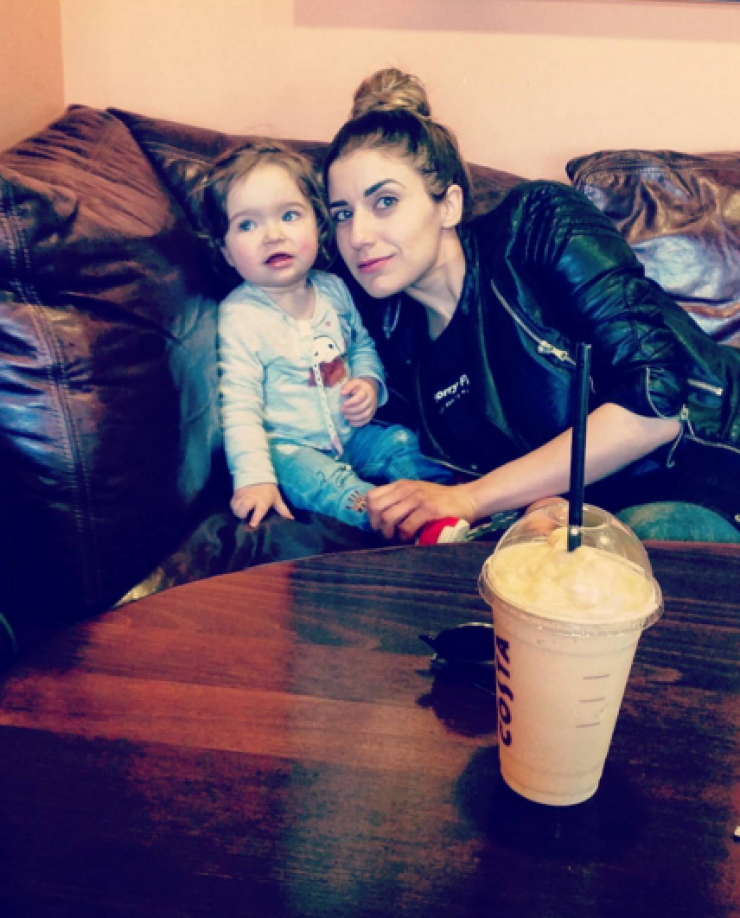 Οι τρυφερές εικόνες συζύγου Κύπριου παρουσιαστή με την κορούλα τους σε καφετέρια της Λευκωσίας