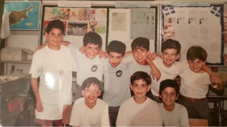 Ποιος γνωστός Κύπριος παρουσιαστής απεικονίζεται στην εικόνα 