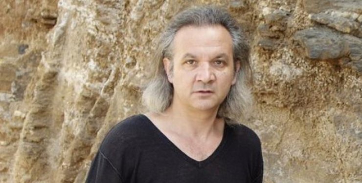 Ο Χρήστος Θηβαίος σε μια live εμφάνιση στη Λάρνακα