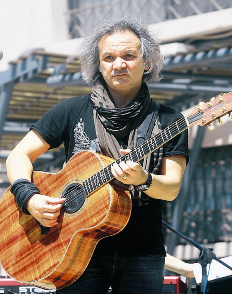 Ο Χρήστος Θηβαίος τραγουδά για τους άπορους φοιτητές