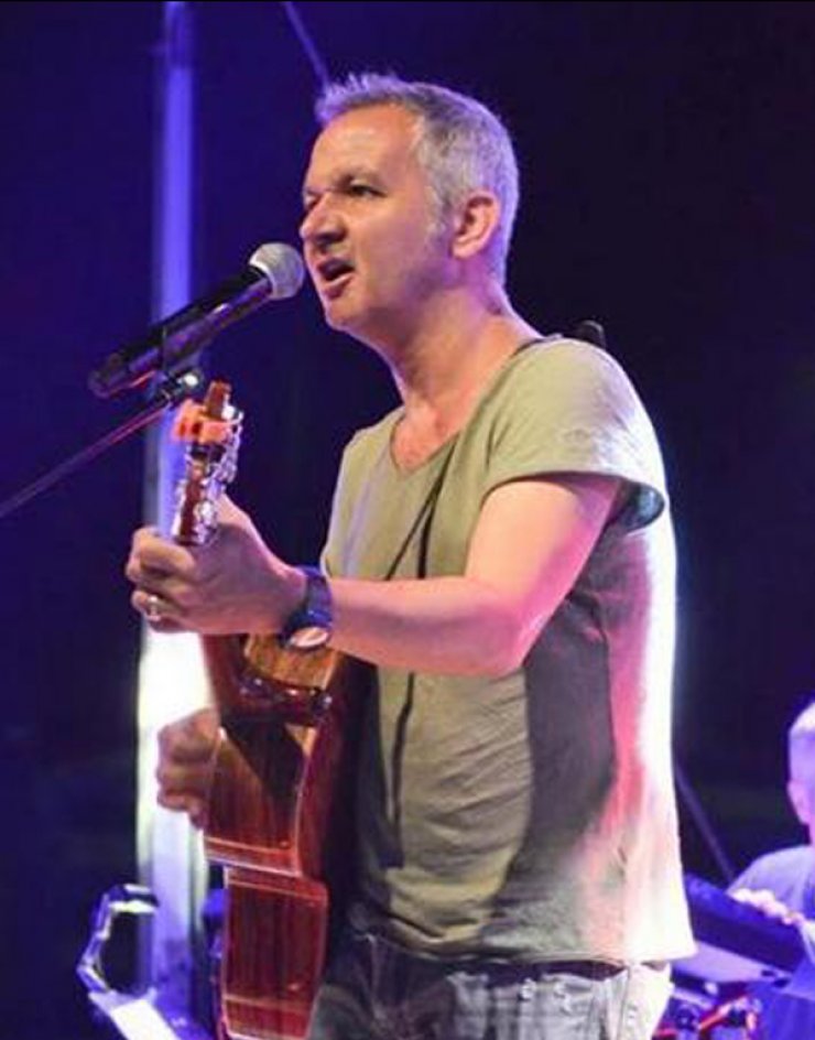 Ο Χρήστος Θηβαίος τραγουδά στη "Μικρή Σαλαμίνα"