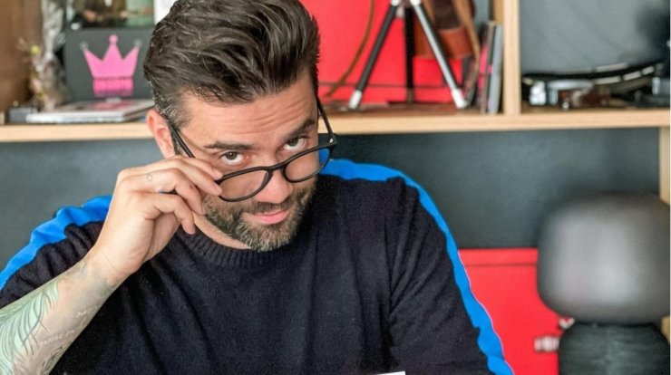 Θοδωρής Μαραντίνης: Έχει γενέθλια και ποζάρει με την εντυπωσιακή τούρτα -έκπληξη που του ετοίμασαν τα παιδιά του [εικόνες]