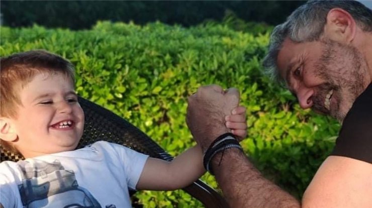 Θοδωρής Αθερίδης: Το καλοκαιρινό στιγμιότυπο που ανήρτησε μαζί με τον εγγονό του [εικόνα]