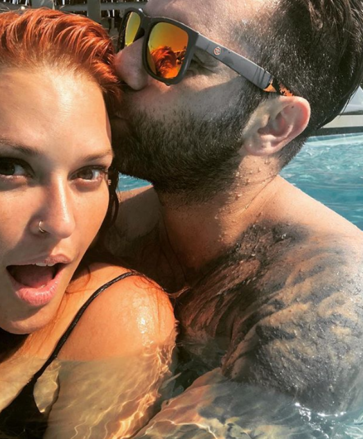 Πόσο τρυφερός! Ο Θοδωρής Μαραντίνης χαϊδεύει τη Σίσσυ Χρηστίδου μέχρι να ξυπνήσει! [βίντεο]