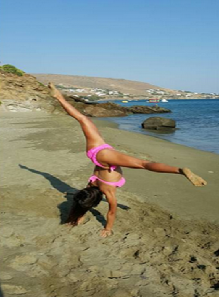 Ελληνίδα τραγουδίστρια κάνει ακροβατικά στην άμμο!
