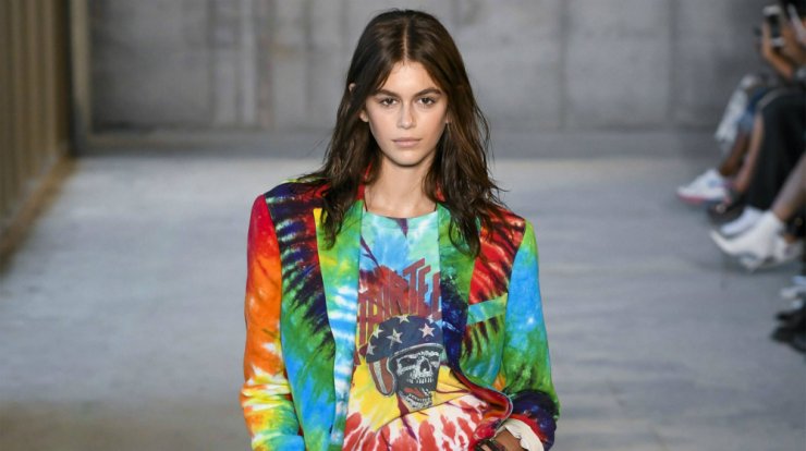 Tie-dye: Η τάση στα ρούχα μεταφέρεται και στα νύχια!