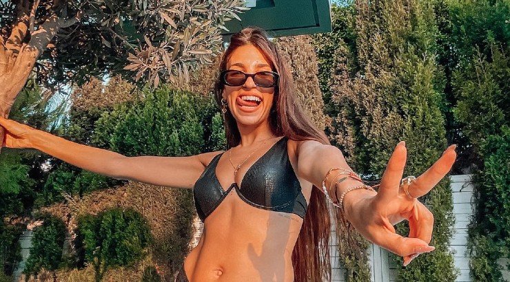 Post - Partum: Η Θέλξια Βαλέρια ποζάρει με το ίδιο κόκκινο μαγιό ούσα έξι μηνών έγκυος και έξι μήνες μετά τη γέννα