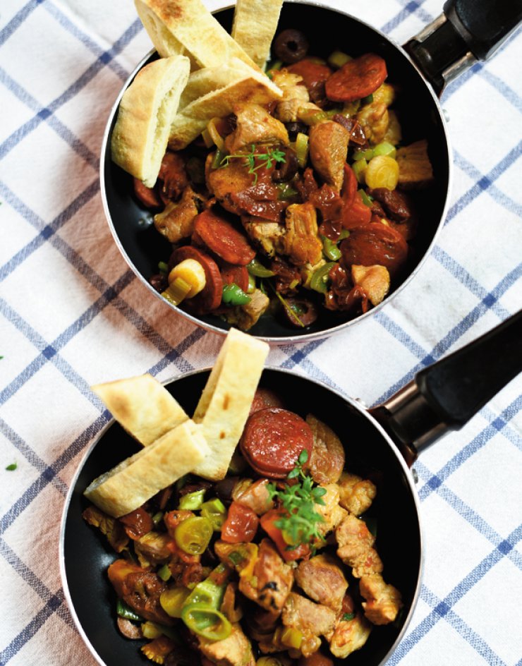 Τηγανιά με χοιρινή λαιμού, σουτζούκι, ελιές και πράσινη πιπεριά