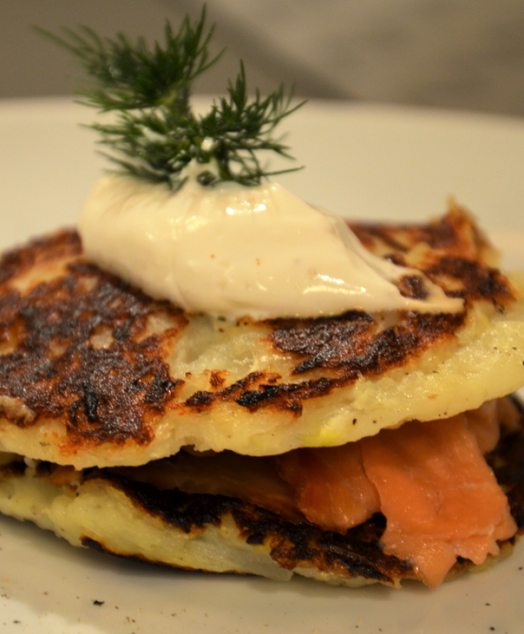 Τηγανίτες πατάτας με καπνιστό σολομό και ξινή κρέμα