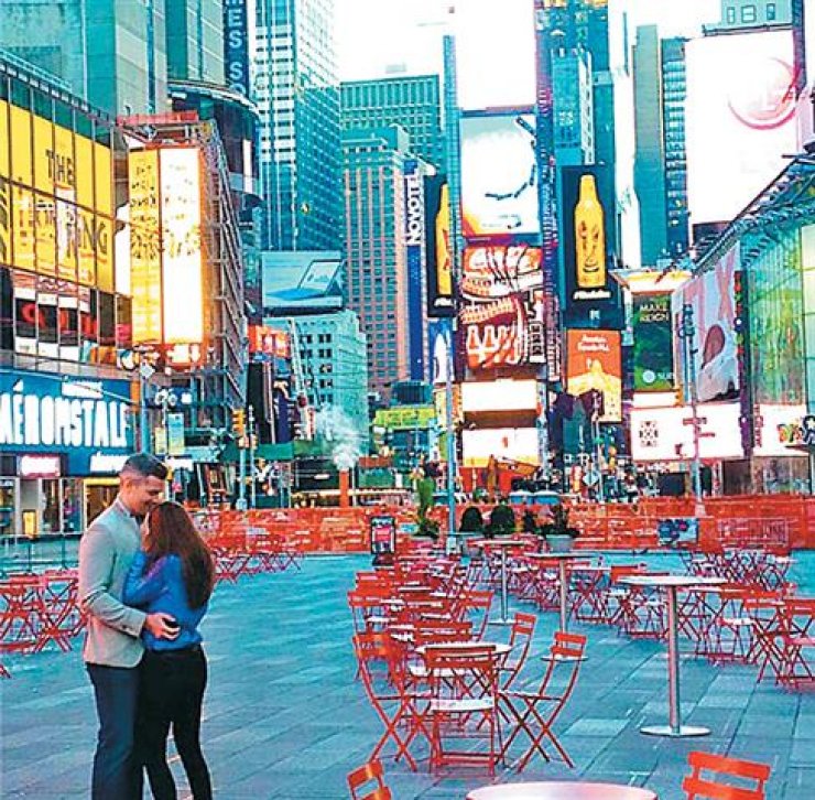 Πρόταση γάμου στην Times Square και γάμος στην Ελλάδα για επώνυμο ζευγάρι!