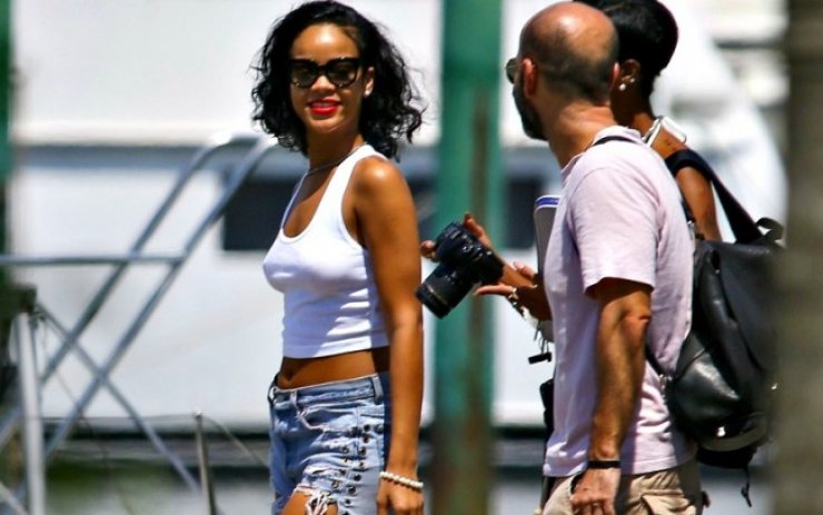 H Rihanna με G-string μονοκίνι και κυτταρίτιδα! [εικόνες] 