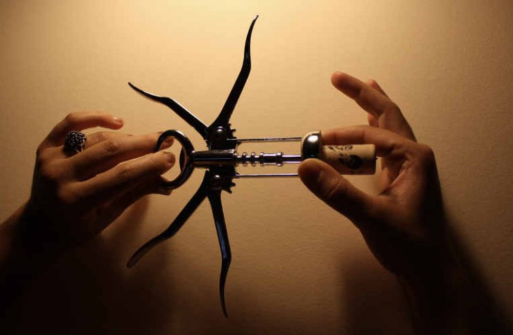 7 τρόποι να ανοίξεις το κρασί χωρίς τιρμπουσόν και να κάνεις… εντύπωση [βίντεο]