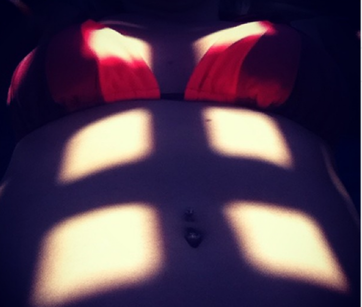 Σε ποια Ελληνίδα παρουσιάστρια ανήκουν αυτοί οι sexy "four pack" κοιλιακοί; 