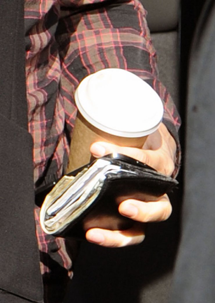 Σε ποιον ηθοποιό ανήκει αυτό το "παραφουσκωμένο" πορτοφόλι; 