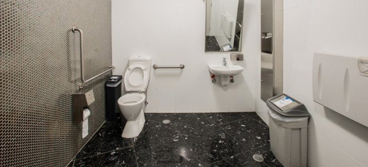 Βρήκε σε μια τουαλέτα 100.000 δολάρια -Τα παρέδωσε και τώρα παίρνει πίσω τα 80.000 