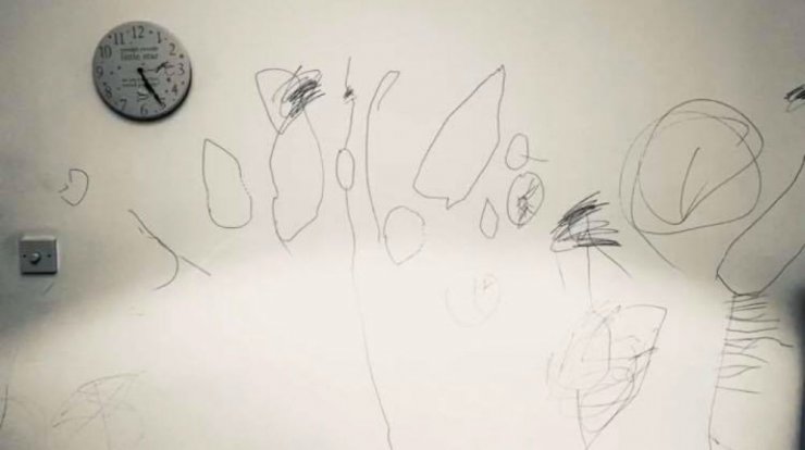 Ο γιος γνωστού ζευγαριού του νησιού μας ζωγράφισε στον τοίχο όσο εκείνοι κοιμόντουσαν! 