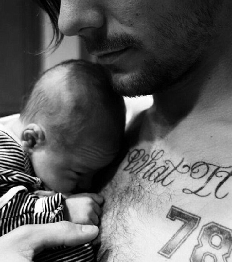 Τραγουδιστής έγινε πατέρας ενώ είναι σε σχέση με άλλη!