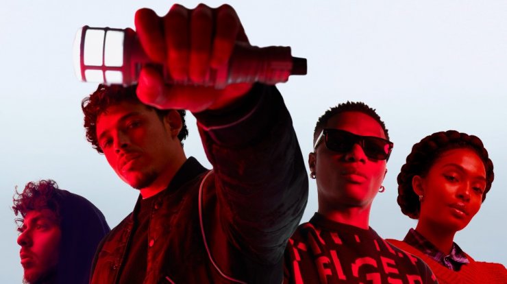 Η Tommy Hilfiger λανσάρει τη νέα Fall 2021 καμπάνια "Pass the mic"