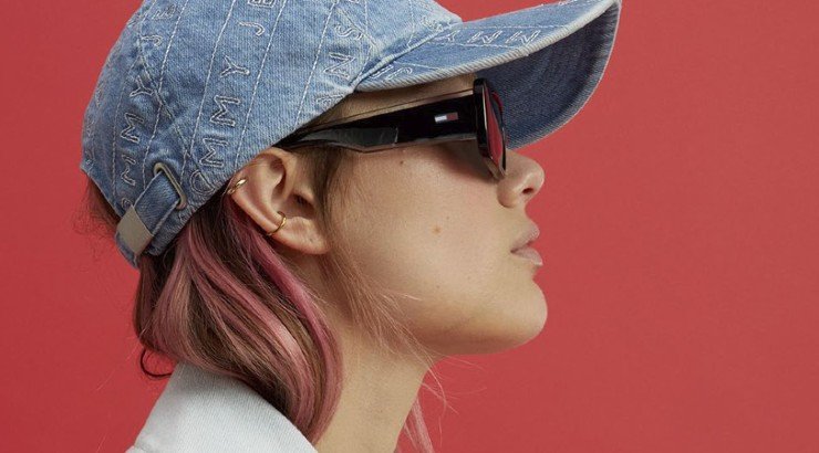 4+1 Tommy Jeans looks που θα σε αναδείξουν φέτος το καλοκαίρι!