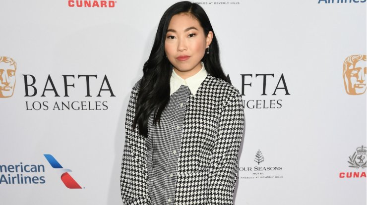 Η Awkwafina φόρεσε TommyXZendaya στο Tea Party των βραβείων BAFTA
