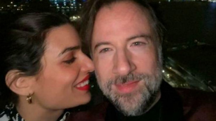 Η Τόνια Σωτηροπούλου μας έδειξε κάθε γωνιά του σαλονιού τους και είναι modern chic!