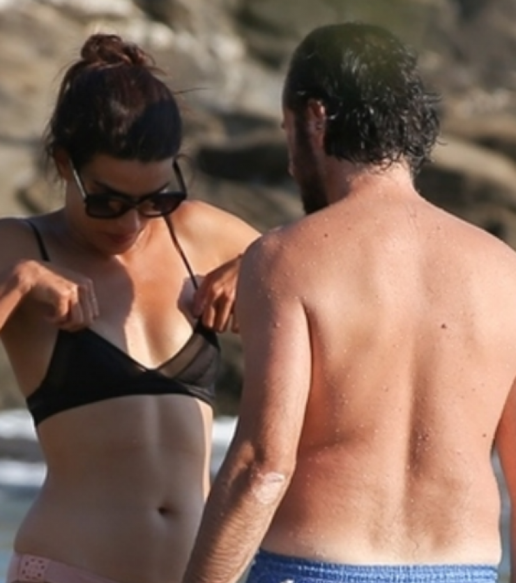 Τόνια Σωτηροπούλου – Κωστής Μαραβέγιας: Τα παθιασμένα φιλιά στην παραλία! [εικόνες]