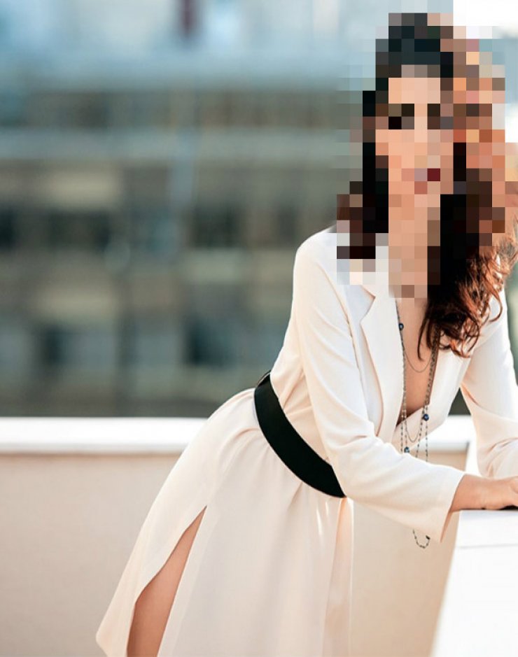 Το καυτό φιλί στα χείλη σέξυ Κύπριας με γνωστή παρουσιάστρια