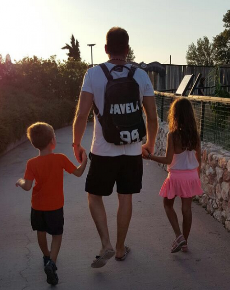 Επώνυμος Κύπριος βόλτα με τα παιδιά του!