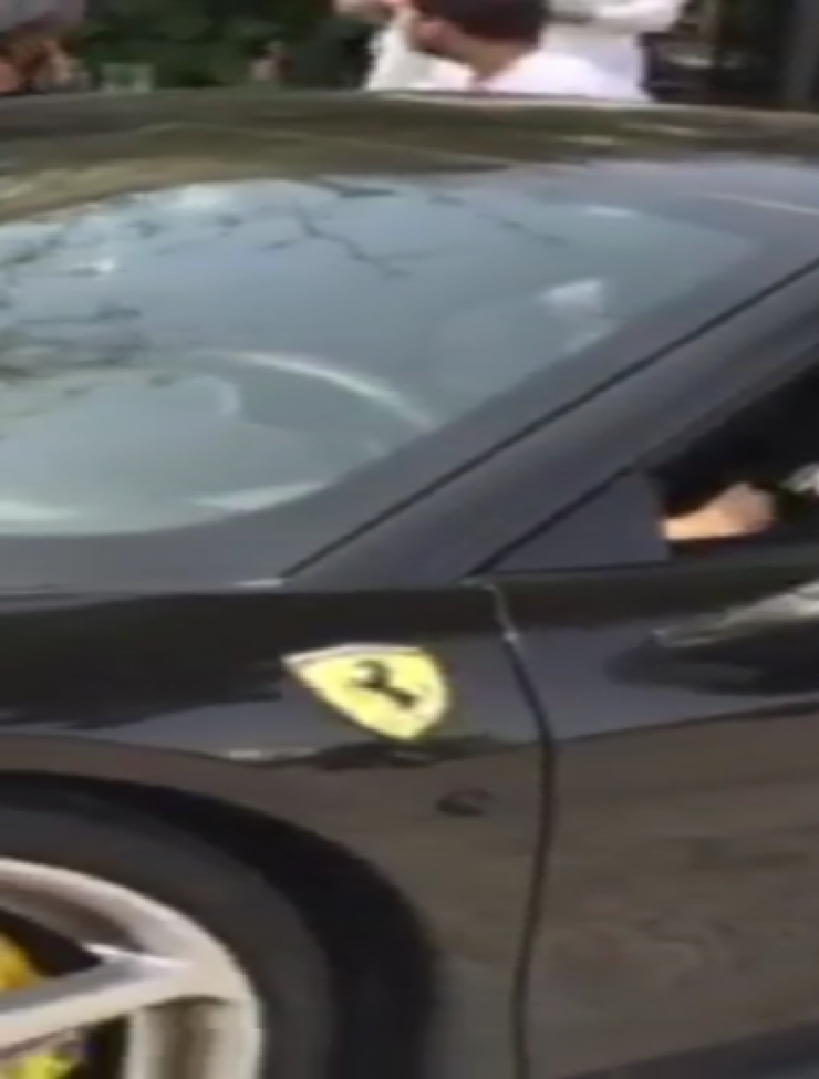 Επώνυμος Κύπριος οδηγεί ακριβό αυτοκίνητο και υποστηρίζει πως δεν έχει λεφτά για βενζίνη!