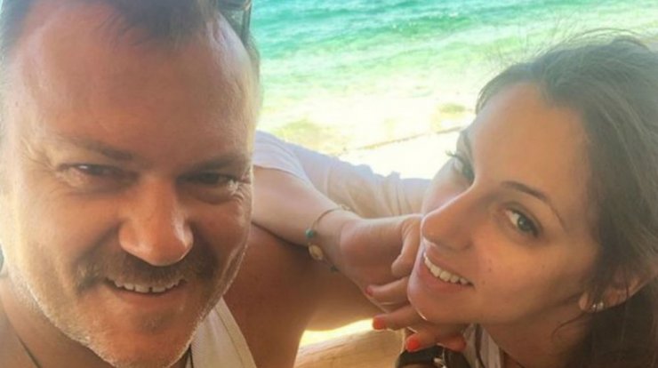 Τόνυ Δημητρίου: “Είμαι με ένα κορίτσι που πιστεύω ότι της αξίζει ένας πολύ καλύτερος άντρας”