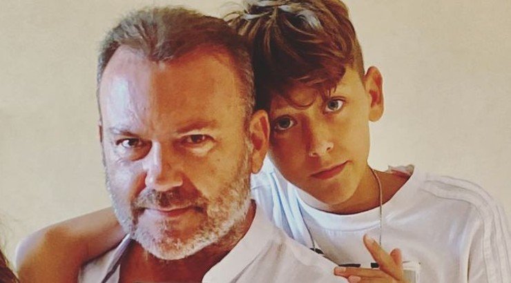 Τόνυ Δημητρίου: Ποζάρει με τα ρούχα του γιου του, Αλέξανδρου [εικόνα]