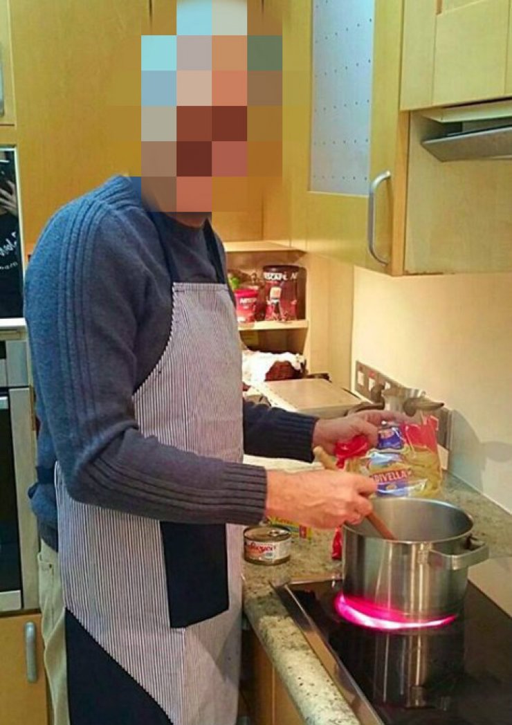 Επώνυμος Κύπριος στην κουζίνα με ποδιά!