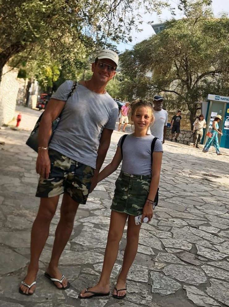 Τρυφερό! Ο Χριστόφορος Τορναρίτης τραγουδάει αγκαλιά με την κορούλα του! [βίντεο]